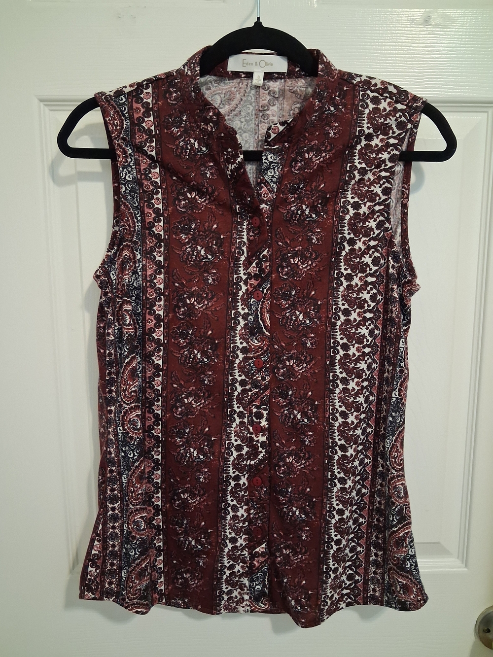 Eden & Olivia Sleeveless Button-Front blouse in Burgundy Paisley